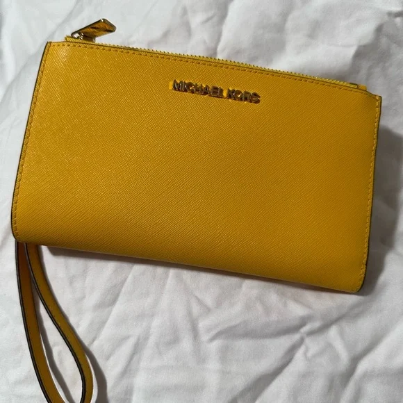 Michael Kors Travel Jet Set Tech Wallet - Picture 5 of 11